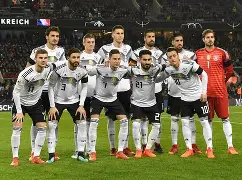 国际比赛日德国杯传出新动向，曼联回应争议，管理层表态：更衣室稳定，阵容厚度经受考验的简单介绍